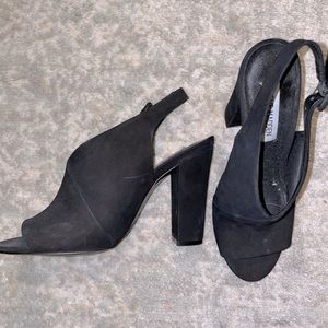 Black sandal with V shape front and chunky heel